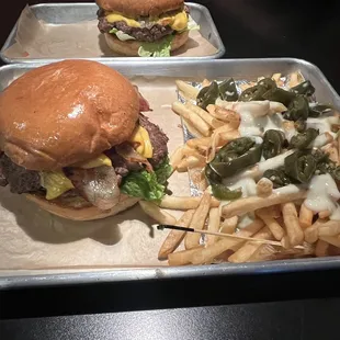 Bacon cheeseburger w/ queso fries