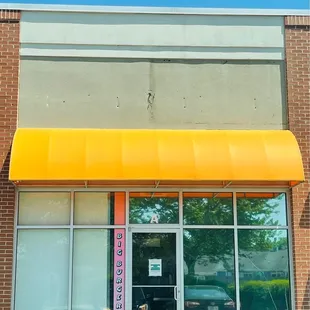 Side entrance (curbside)