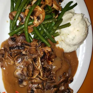 Hamburger steak sub onions for mushrooms w garlic mash