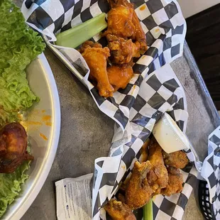 food, chicken wings and fried chicken