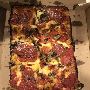 Large pepperoni mushroom pizza