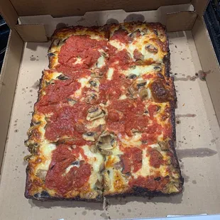 Large mushroom and garlic Detroit pizza