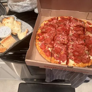 BigDaddy 14' pepperoni, mushroom and ham with bacon. With Cheese bread!.. Sooooo good!