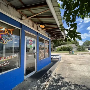 Big Daddy's BBQ outside with some outdoor pic-ah-nic tables
