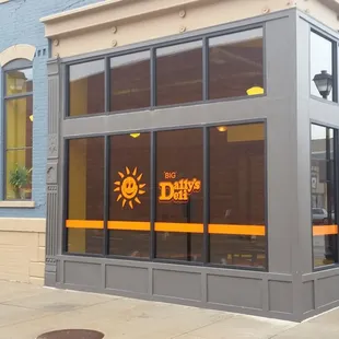 Dally's Downtown: side facing Lincoln Ave.