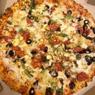 Hand tossed Pacific Veggie pizza .