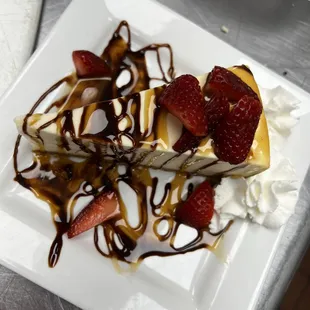 Classic cheesecake with caramel, chocolate and strawberries