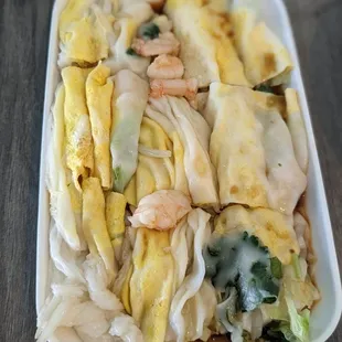 Shrimp rice roll with veggie and egg