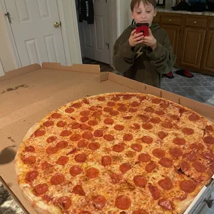 28&quot; pepperoni pizza