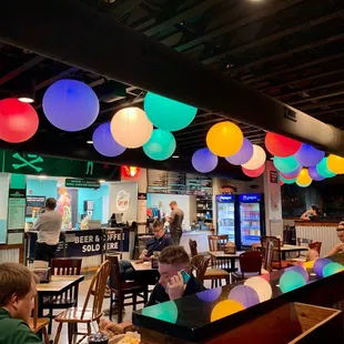 ows people eating and drinking