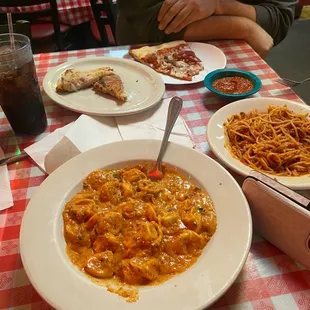 Tortellini Bolognese, Spaghetti / Meat Sauce, Ham and Cheese Stromboli, Slice of pizza!   Customer service was top tier too!