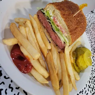 Steak sandwich with fries