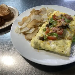 an omelet and chips