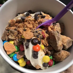 Good selection of interesting frozen yogurt flavors and plenty of toppings.  Good stuff.