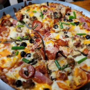 Dinner @Big Kahuna's Pizza this eve. We ordered da Sumo Pizza &amp; some Garlic Cheese Balls. Pizza &amp; Rolls were Ono as I still remember them!!