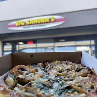 Spinach, Garlic &amp; Tomato Pizza with Mushrooms!