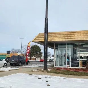 ows a view of the outside of a restaurant