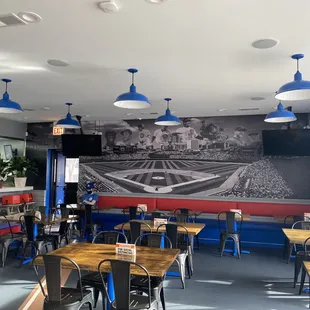 I love this wall~~!! I feel I am in the Wrigley Field.
