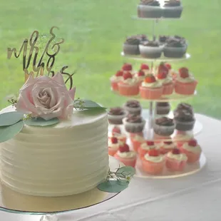 Wedding cakes &amp; cupcakes