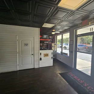 Entry and souvenir stand... Handicapped accessible...