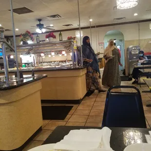 No face mask and no gloves from patrons