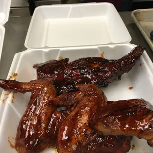 1/2 rack of ribs and wings with sauce.