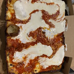 Detroit Deluxe Pizza