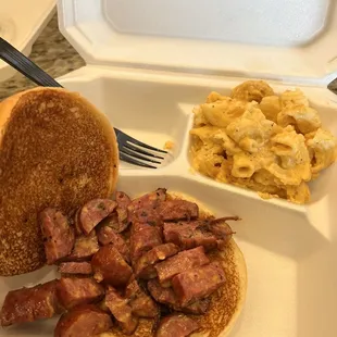 Sausage sandwich with Mac and cheese