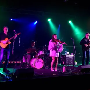 Amanda Shaw performs