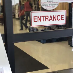 2 of at least 3 employees not wearing Masks while dealing with Customers