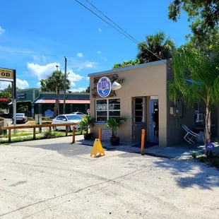 Aug 2021: Tiny lil' place that appears to be a local favorite