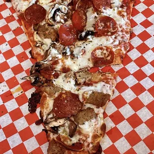 14&quot; Slice w/ pepperoni, mushrooms, and sausage