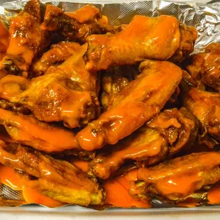 a tray of chicken wings
