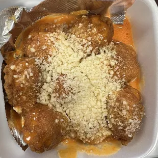 8 boneless wings with Pigeon sauce