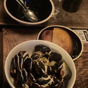 Mussels: cream, curry, garlic, cumin, crushed red pepper, garlic, country bread.