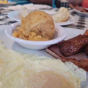 a plate of breakfast food