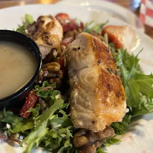 Walnut grill house salad w/salmon