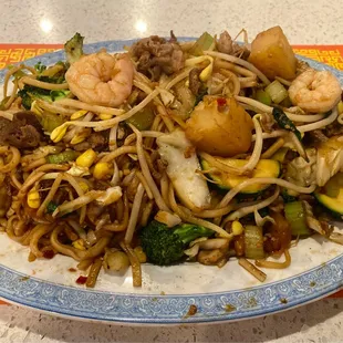 Shrimp, lamb, broccoli, bean sprouts, celery, corn, pineapples, zucchini, tomatoes, cabbage, spinach, and garlic.