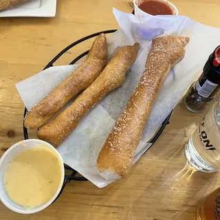 Hot Beer Cheese & Pretzels