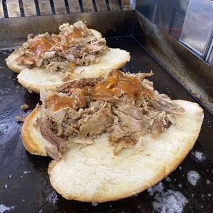 El Cheito Sándwich. Pulled pork with rada sauce (special sauce).