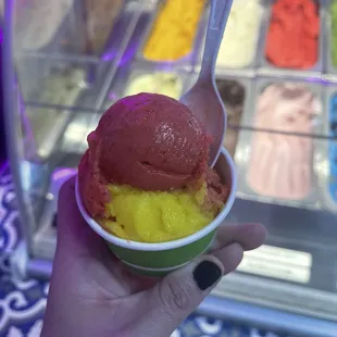 Lemon and strawberry ice creams