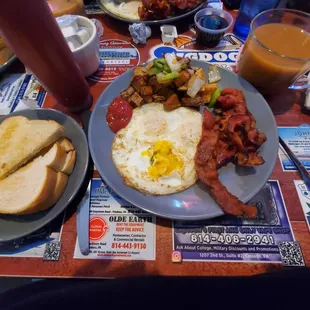 a plate of breakfast food