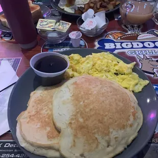a plate of breakfast food