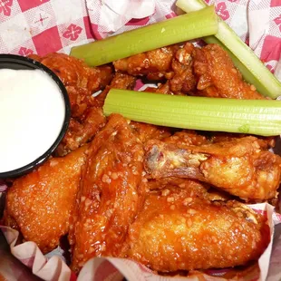 buffalo wings with celery and ranch dressing