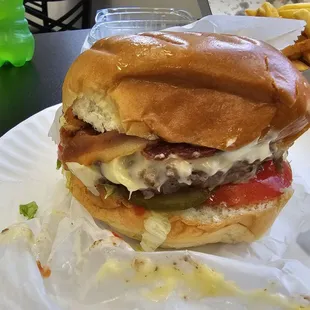 Bacon cheeseburger with everything