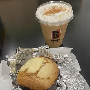 Iced oat milk latte with cinnamon &amp; marshmallow  Pumpkin cream cheese muffin