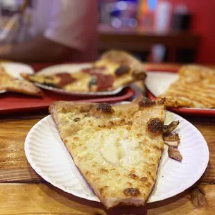 Blanca pizza slice