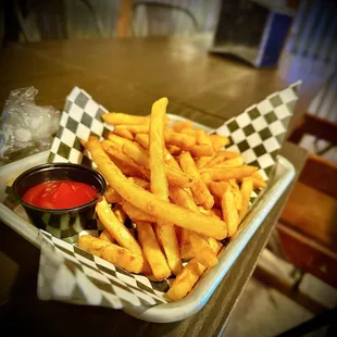 The side of fries that comes with a 2 meat plate. Holy smokes is it a lot, had the perfect crisp with fluffy insides. Love it!