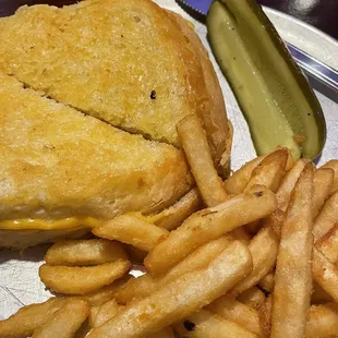 Grilled cheese with fries