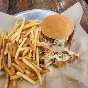 Bbq pulled pork sandwiche w/ fries